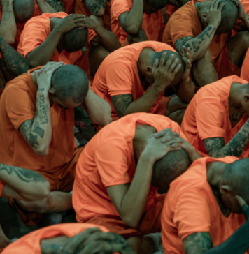 Costa Rica inició traslado de 123 reclusos a megacárcel CACCO: ingresaron rapados y con uniformes naranja